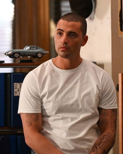 white tee and tats tall chicago pd s11e4